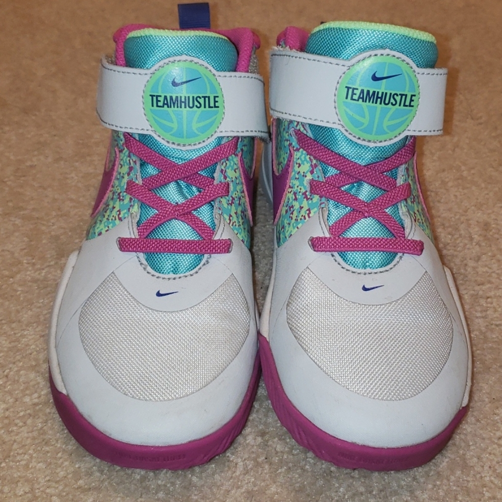 Girls Nike Team Hustle D9 sneakers